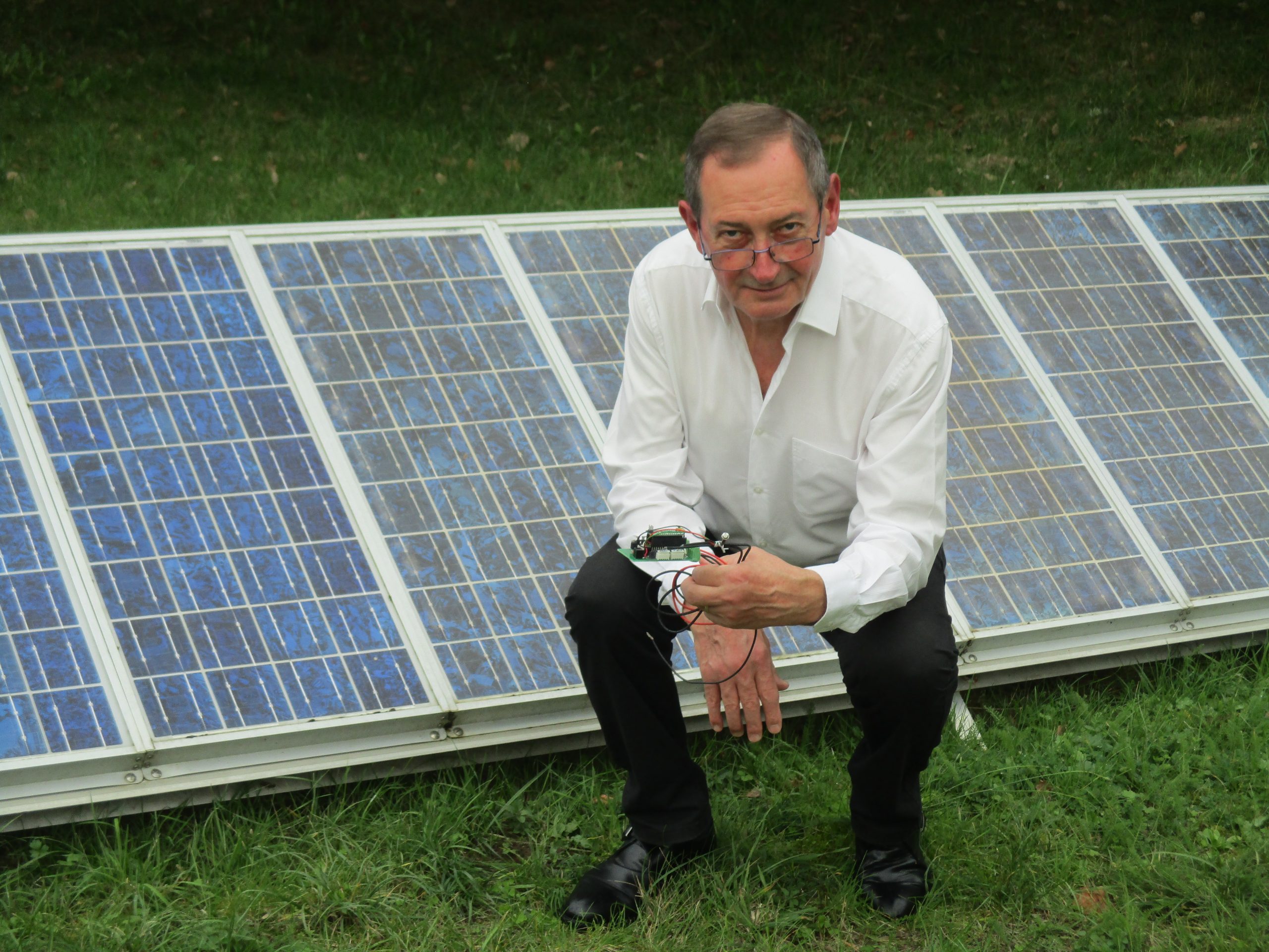 André Borie présente le calculateur monovoie devant un champ photovoltaïque